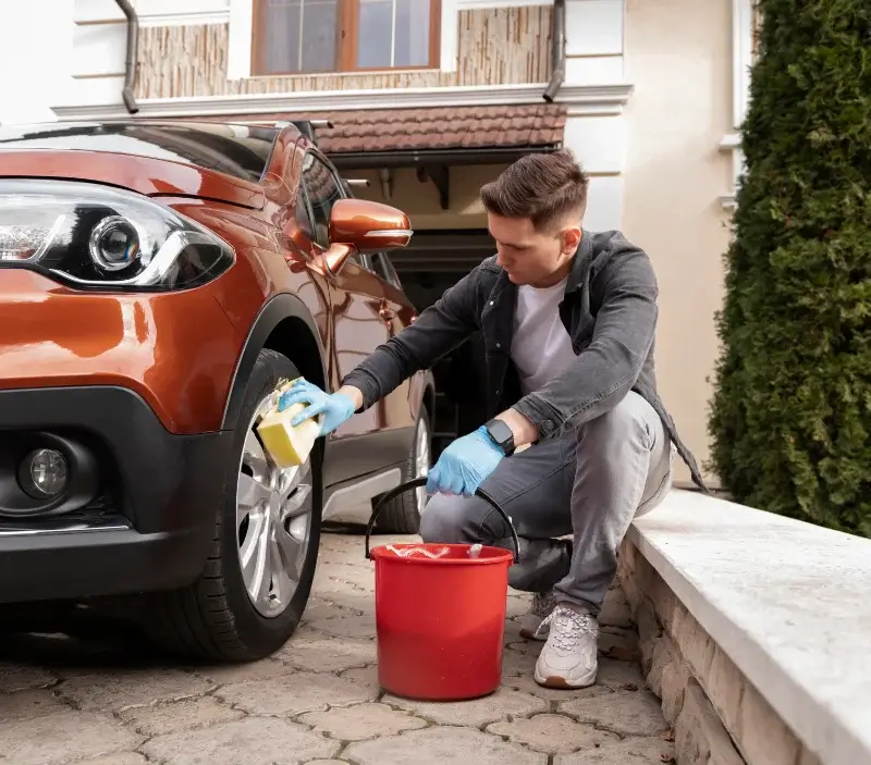 Lavage auto à domicile Droux : professionnel intervenant sur un véhicule
